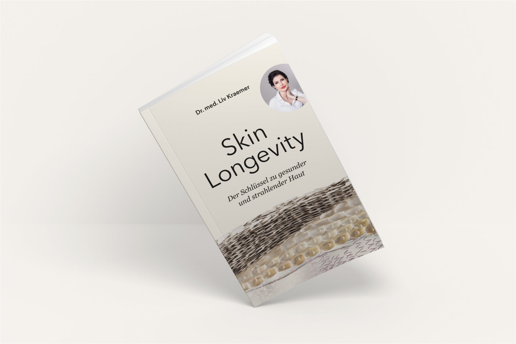 The book written by board certified dermatologist and longevity skincare expert dr. Liv Kraemer called "Skin Longevity – Der Schlüssel u gesunder und strahlender Haut" is shown in front of a white background.