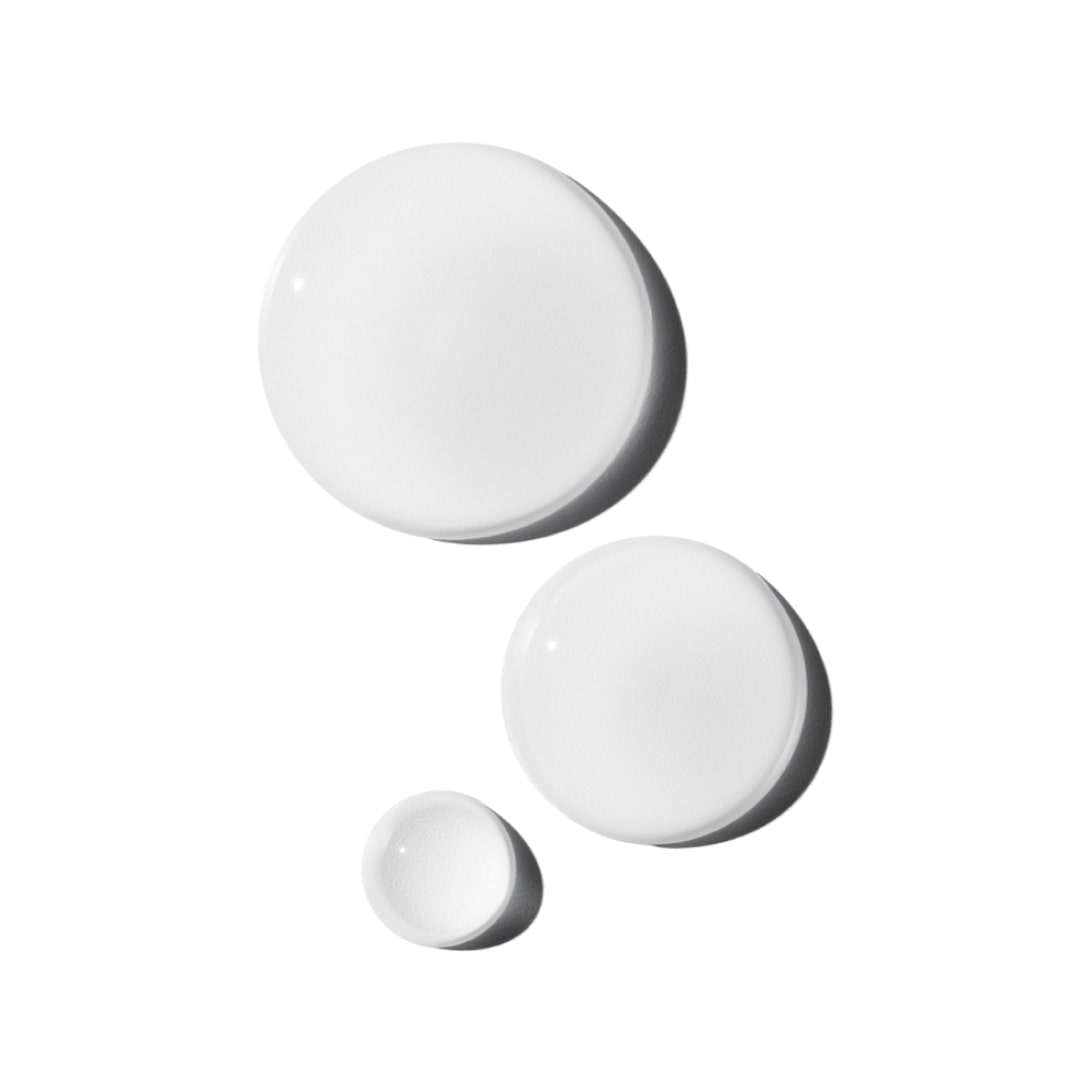 Texture droplets of the Redness Relief - an Azelaic Acid booster for redness, dark pimple marks and rosacea-prone skin; developed by board certified dermatologist and skin longevity expert Dr. Liv Kraemer against a white background