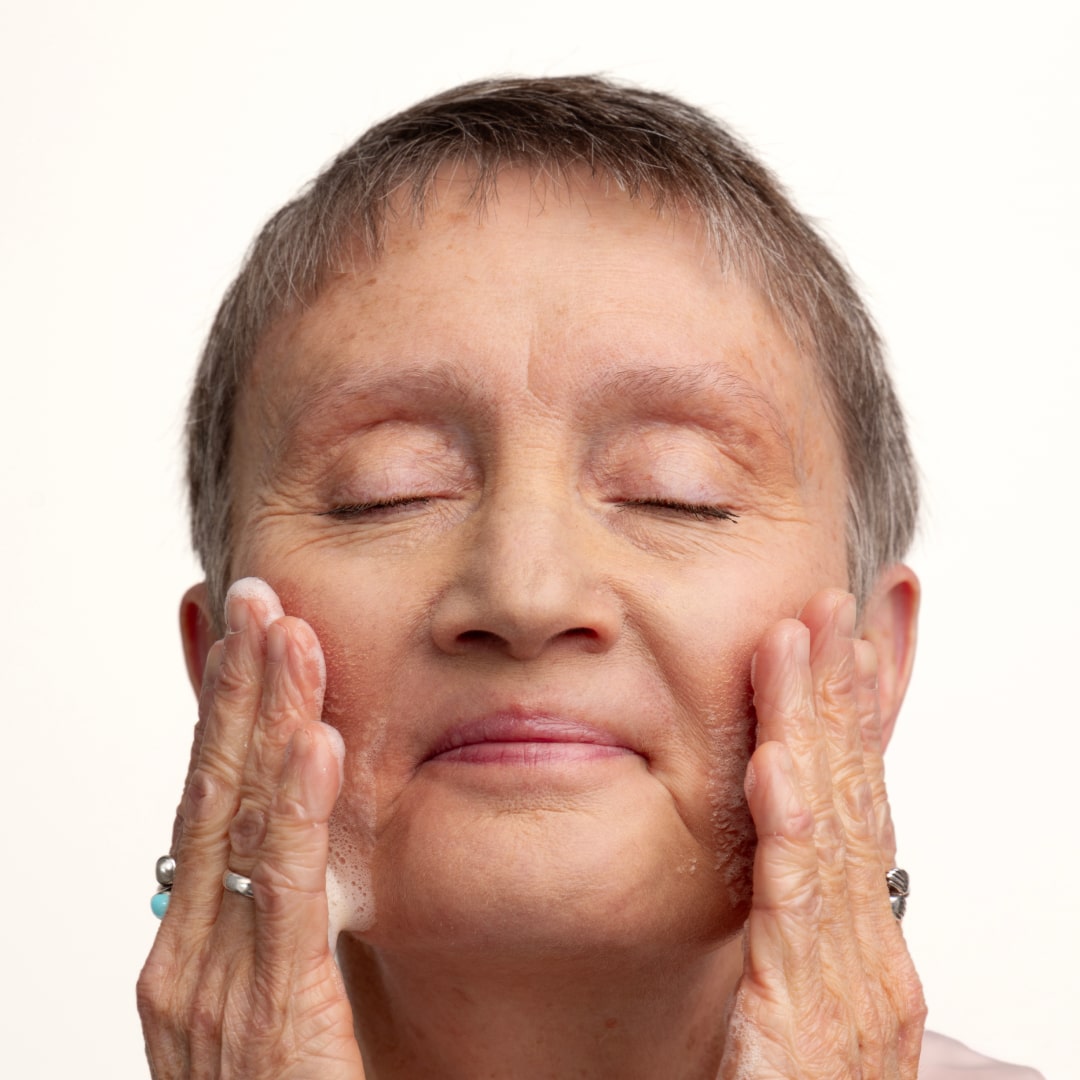 Best selling cleanser Smoothing Cleanser is a AHA BHA wash foam suitable for all skin types. Cleanser for dry skin, dark spots, rosacea-prone skin, acne-prone skin. Developed by dermatologist Dr. Liv Kraemer in Switzerland. Swiss skincare brand.