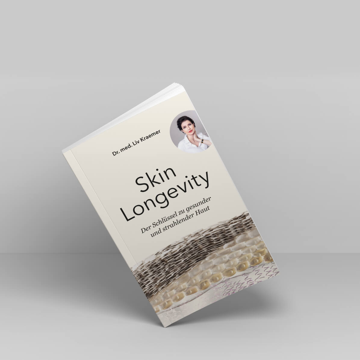 "Skin Longevity - Der Schlüssel zu gesunder und strahlender Haut" is a book written by skin longevity expert and dermatologist Dr. Liv Kraemer, which explains how the skin works from acne and redness to blemishes, wrinkles, botox, hair removal and its effects on the skin, and much more. 